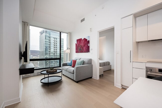 Building Photo - 815 Rue de la Montagne