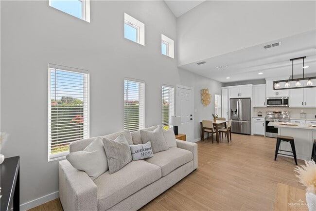 1000 W 8th St Unit 2