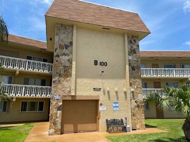 Building Photo - 100 Village Green Cir E Unit 312