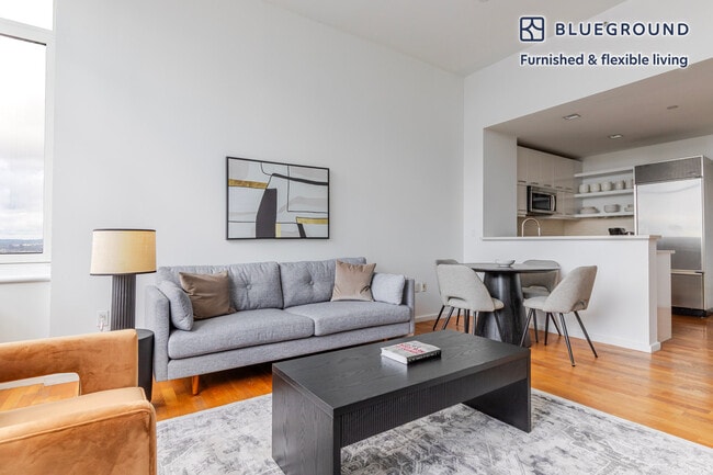 Photo - 635 W 42nd St Unidad FL45-ID1901