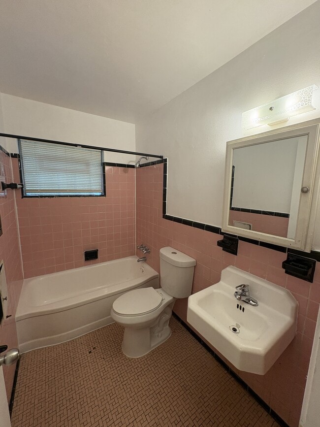 Photo - 19474 Montrose St