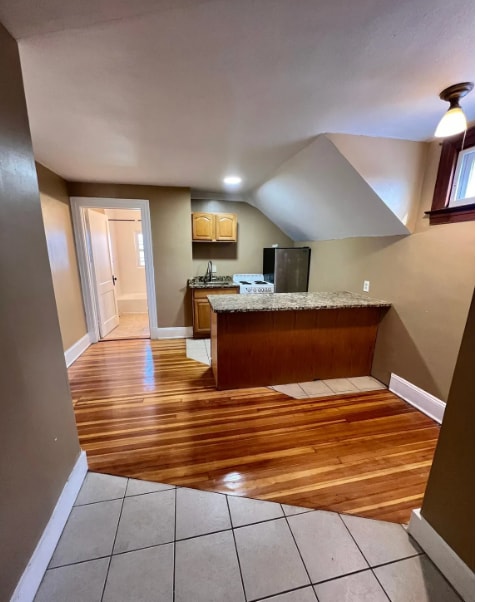 Photo - 62 Quaker Ln S