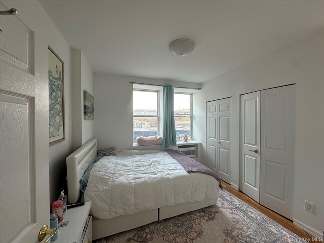 Photo - 25 W Broadway Unit 105