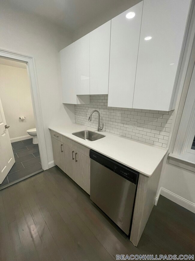 Building Photo - 31 Temple St