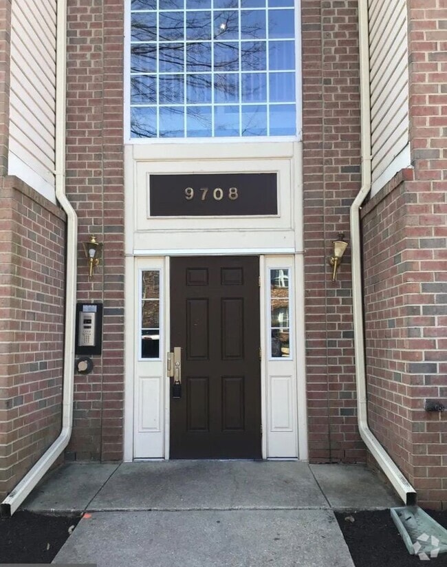 Building Photo - Spacious Ground Floor Condo