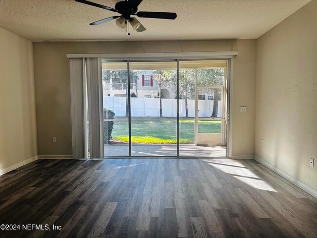 Building Photo - 6801 Roundleaf Dr