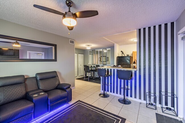 2BR, 2BA - 833SF - Living Room/Kitchen