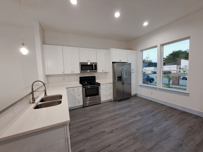 Photo - 3235 Noor St