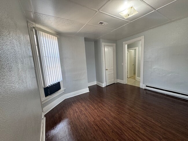 Building Photo - 1 Br small living room and small kitchen Unit Apt #8