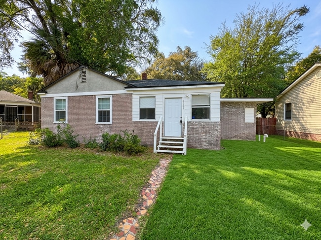 Building Photo - 8016 Lexington Dr