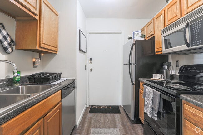 3 habitaciones, 1 baño - 860 pies cuadrados - Cocina - The Edge at 1815 - Student Housing