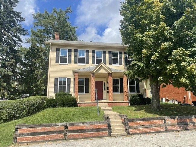 Building Photo - 211 7th St
