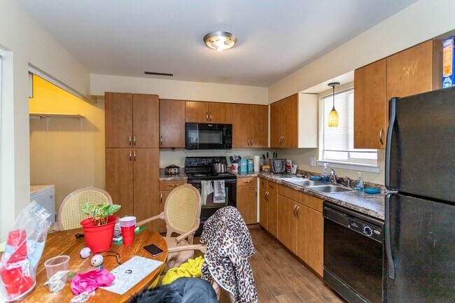 Photo - Fourplex in great central location! Unidad 6849