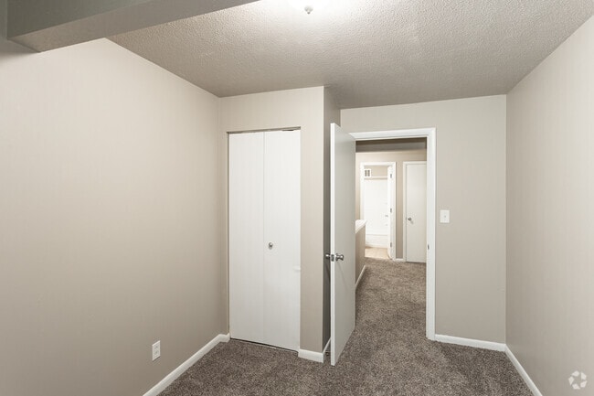 Pin Oak Apartments 925 Brookside