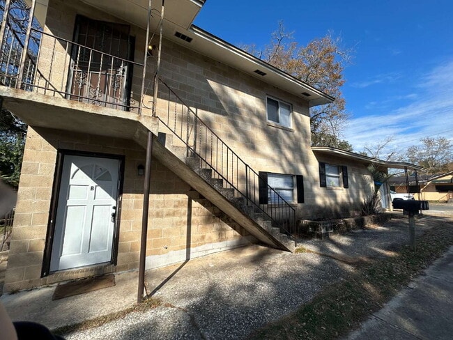 Building Photo - 2150 Saxon St Unit Apt# A