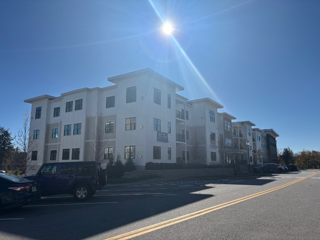 Building Photo - 55 Pointe Pl