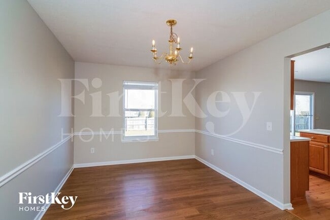 Photo - 694 Morgan Way