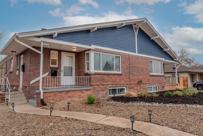 Spacious Updated Unit of Quadplex Availabl... - Spacious Updated Unit of Quadplex Availabl... Unidad #3243 A