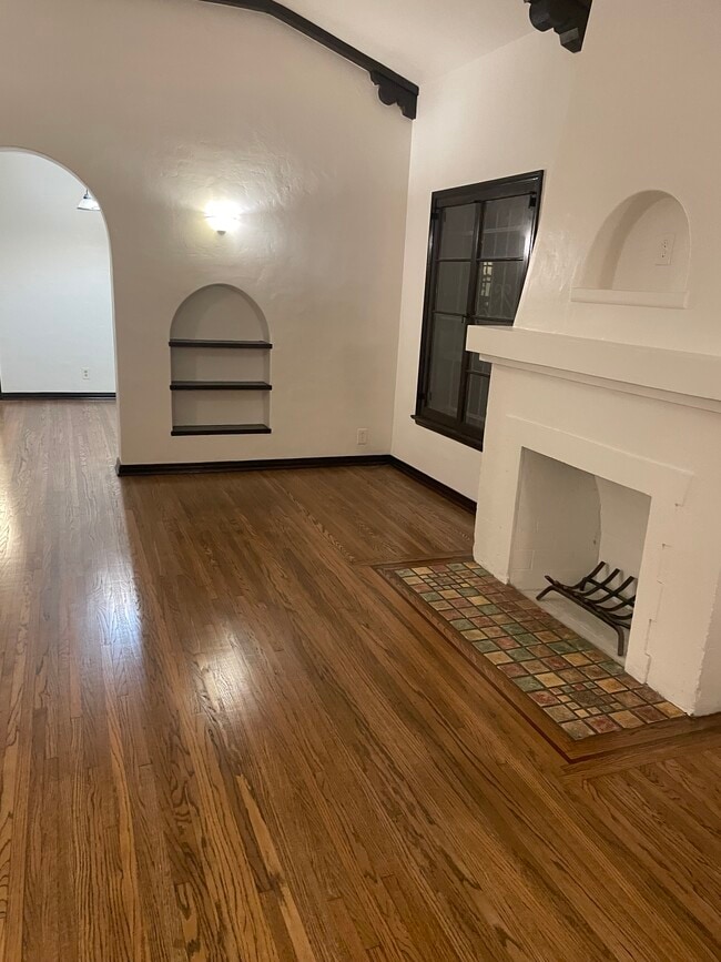 Hogar - 1208 W 81st Pl