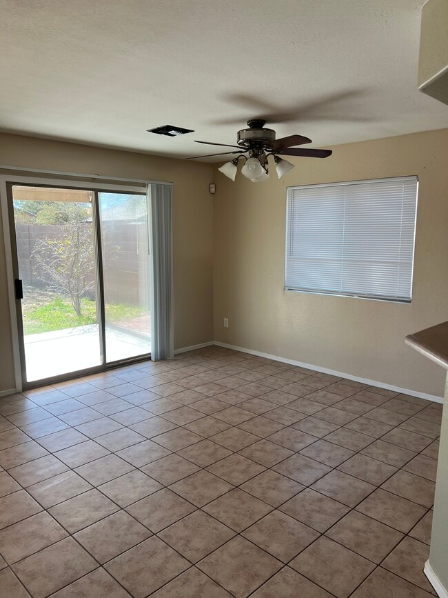 Building Photo - 1371 E 10th Pl