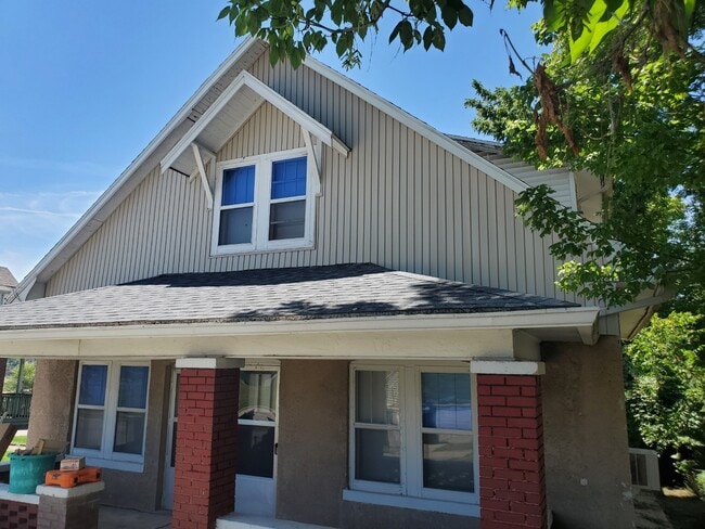 Building Front - 913 W High St Unit B