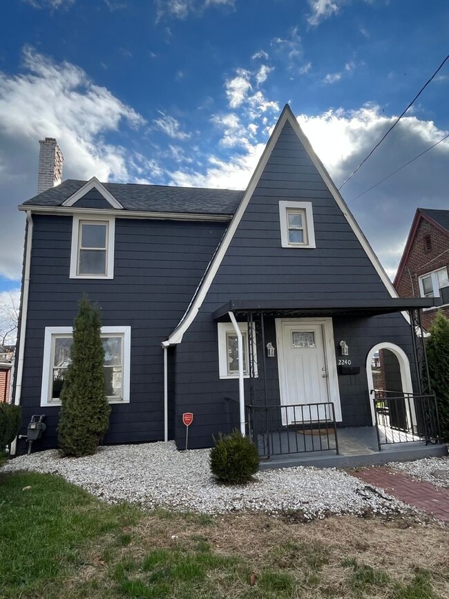 Building Photo - Three Bedroom Single Family House