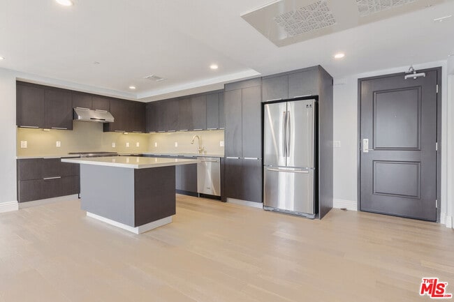 Building Photo - 2939 Leeward Ave Unit 401