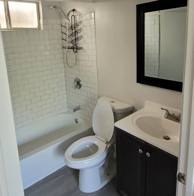 Baño - 1356 Neola St