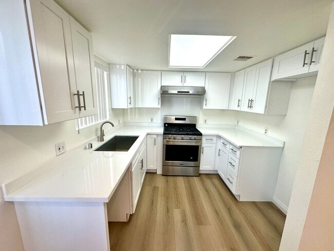 Photo - HUGGGEE UNIT. CENTRAL A/C, 2bd/1.5baths with parking. This unit is SUMMER READY! Unidad 2