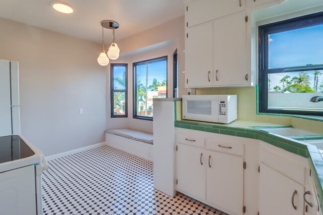 Building Photo - 4706 Vista St Unit 1