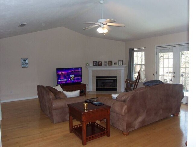 Photo - 3bedrooms 2baths 2 car garage in Centervil... House