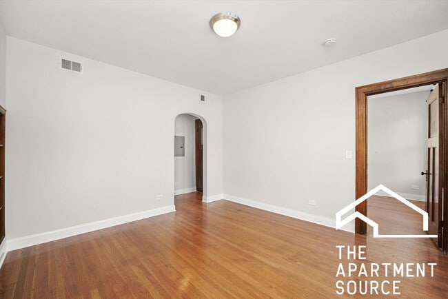 Building Photo - 3048 N Milwaukee Ave Unit 2R Rental