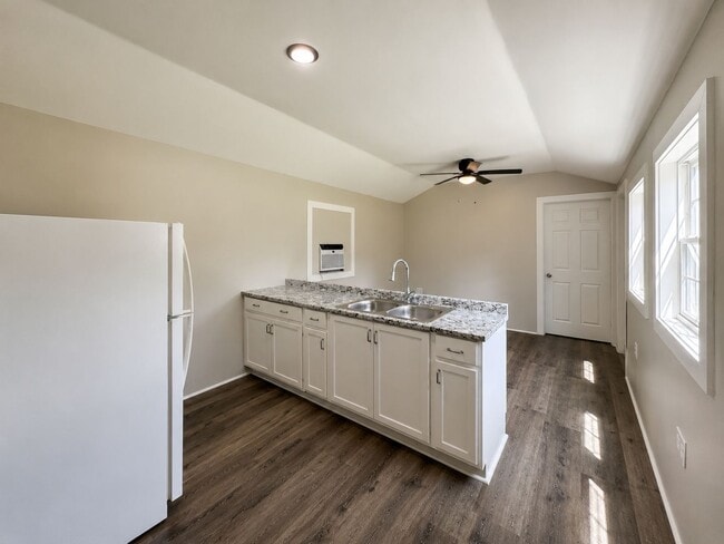 Building Photo - 1 Bed/ 1 Bath Tiny Home in Newark!