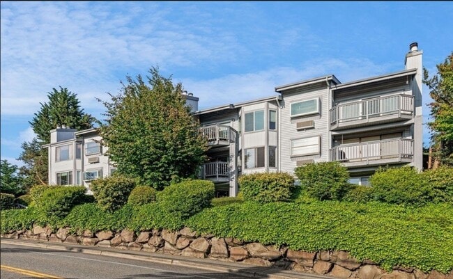 Renovated 2 Bed Kirkland Condo in Salishan... - Renovated 2 Bed Kirkland Condo in Salishan...