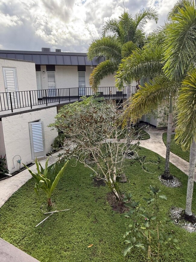 Photo - 1 W Greenway Dr Unit 205