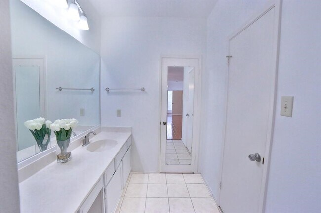 Building Photo - 642 Wilcrest Dr Unit 642