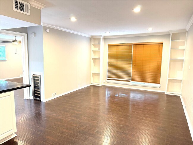 Building Photo - 5353 Richmond Ave. Unit 15 Rental