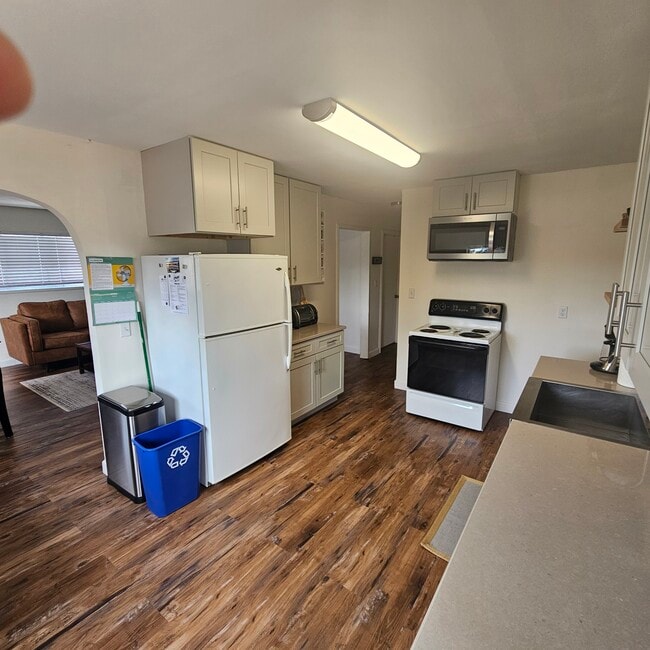 kitchen - 180 2nd St Unit B