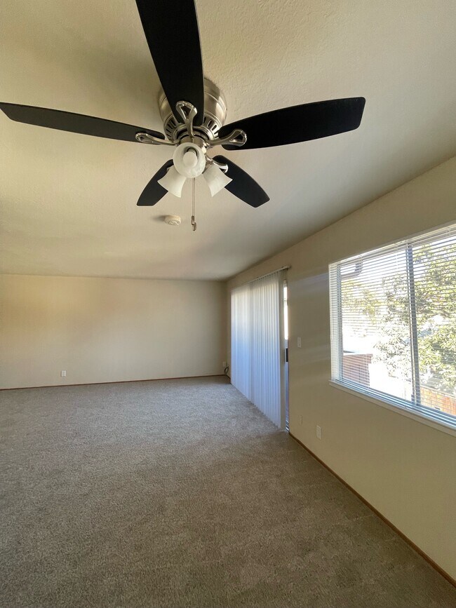 Photo - 1045-1055 Lewis St