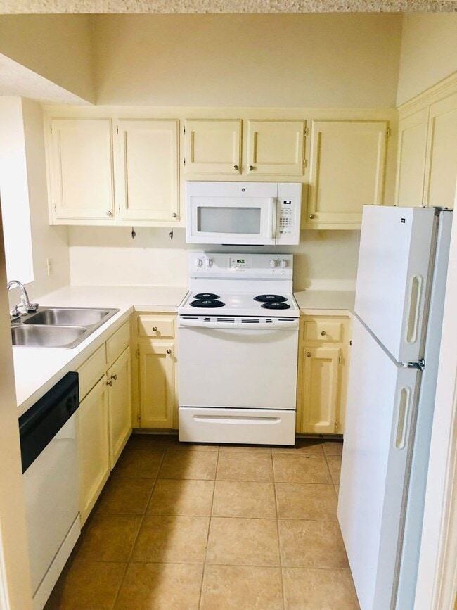 Photo - First-floor spacious 1-bedroom on LSU bus route Unit B15