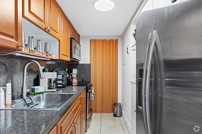 1 BR, 1 BA - 544SF - Kitchen - 909 NW 5th St