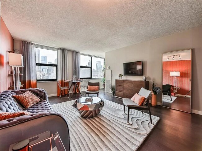 Photo - 678 N Dearborn St