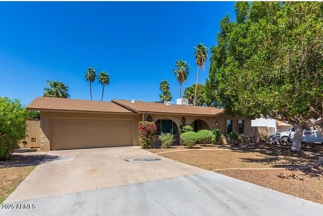 Building Photo - 2502 E Sahuaro Dr