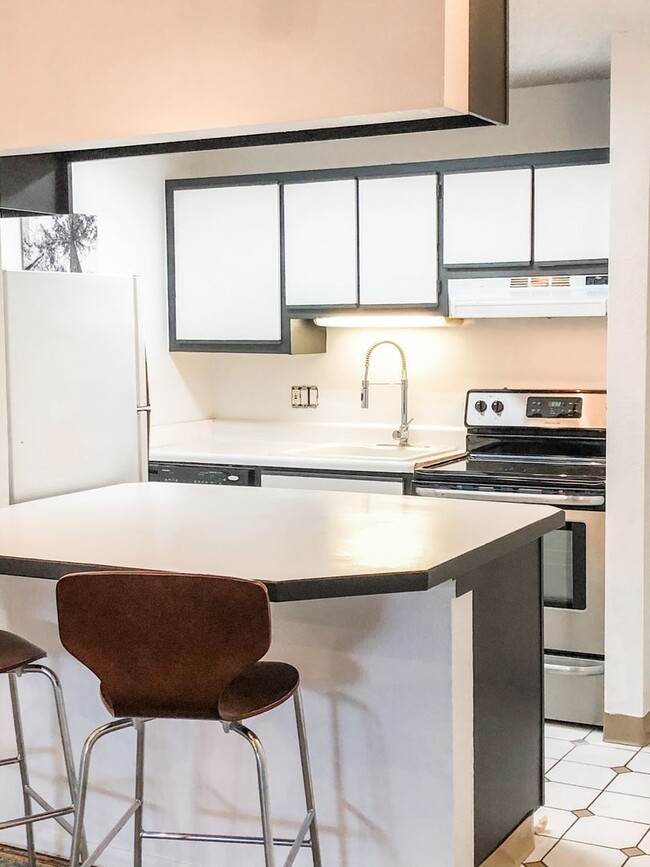 Photo - 2 Bedroom Condo Available for Lease--Great Location!