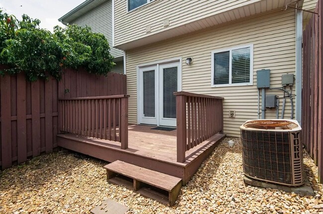 Beautiful Townhome with fenced patio - gre... - Beautiful Townhome with fenced patio - gre...