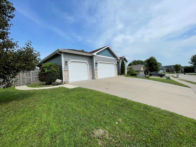 Photo - 825 Locharno Dr