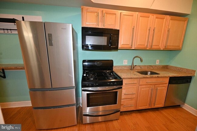 Photo - 550 Hobart Pl NW
