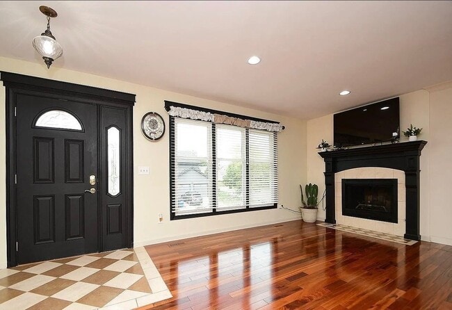 Photo - 4955 Lakeshore Dr