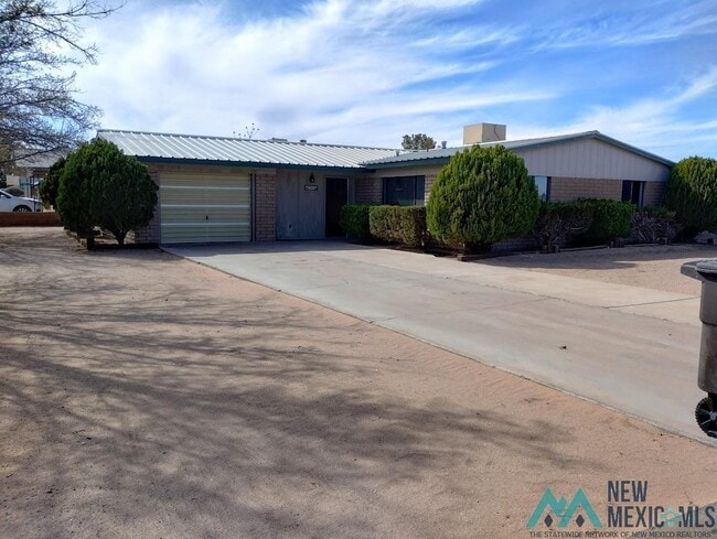 Building Photo - 1012 S Saddler St