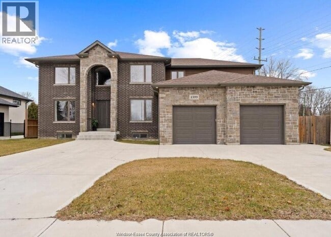 Photo - 1599 Outram Ave